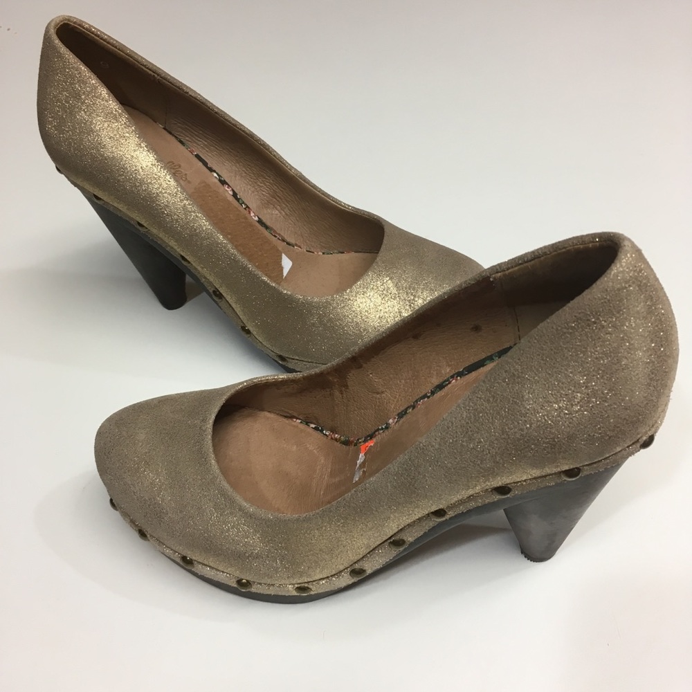 Sparkly Gold Seychelles Heels - Picture 2 of 8